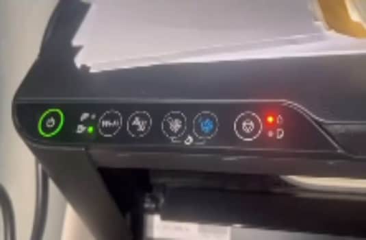 爱普生L4156开机只有一个电源灯亮按一下变三灯同时闪识别不到机器维修